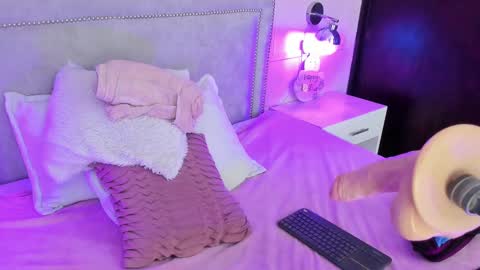 Snapshot of iliy_ chatting on February 2025 01:25:01 AM ILY online show from February 2025 01:25:01 AM