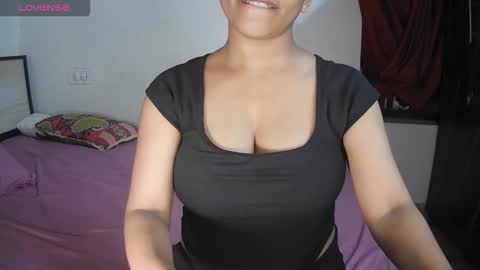 Snapshot of imlovelyrose chatting on November 2025 01:00:01 PM ROSE online show from November 2025 01:00:01 PM