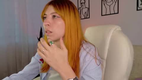 Sienna online show from November 2025 10:01:02 PM