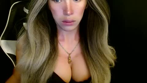 Queen Gwen online show from November 2025 02:11:01 AM