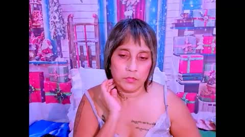 indianroxy27 online show from December 2025 10:25:01 PM