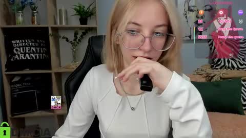 Mia online show from October 2025 02:39:02 PM