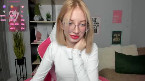 Mia online show from November 2025 03:34:01 PM