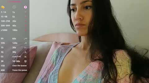 Laroa online show from September 2025 08:00:02 PM