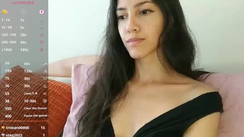 Laroa online show from November 2025 10:21:02 PM