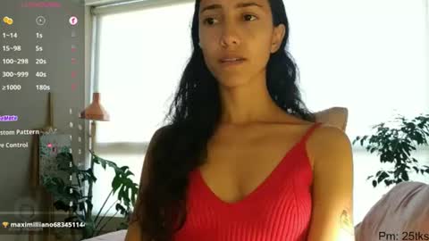 Snapshot of innocentlatiina chatting on June 2026 09:14:01 PM Laroa online show from June 2026 09:14:01 PM