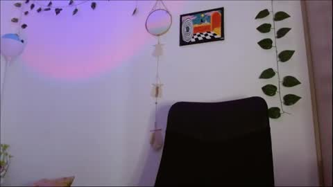 Snapshot of internetxdoll chatting on December 2024 02:31:02 AM Call me Avri thumps up 666 help pls..Dont forget to smile online show from December 2024 02:31:02 AM