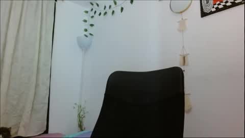 Snapshot of internetxdoll chatting on December 2024 02:56:02 AM Call me Avri thumps up 666 help pls..Dont forget to smile online show from December 2024 02:56:02 AM