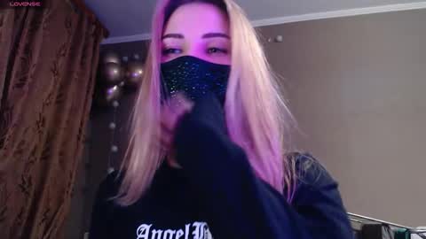 Snapshot of iris_lave chatting on November 2025 07:12:01 PM Lily online show from November 2025 07:12:01 PM