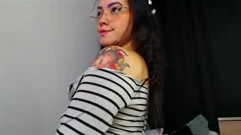 Snapshot of isa_maiden_ chatting on February 2025 10:48:02 PM online show from February 2025 10:48:02 PM