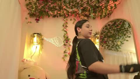 Isabella        online show from April 2026 04:35:01 PM