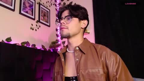 Snapshot of isaac_saenz chatting on February 2025 10:14:02 PM Isaac Saenz. online show from February 2025 10:14:02 PM