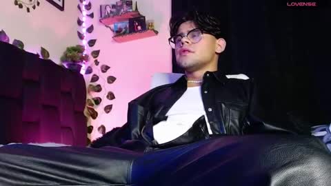 Snapshot of isaac_saenz chatting on February 2025 11:52:01 PM Isaac Saenz. online show from February 2025 11:52:01 PM