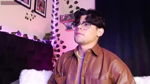 Snapshot of isaac_saenz chatting on March 2025 11:01:02 PM Isaac Saenz. online show from March 2025 11:01:02 PM