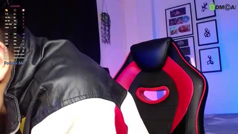 Snapshot of isaac_saenz chatting on December 2025 11:32:02 PM Isaac Saenz. online show from December 2025 11:32:02 PM