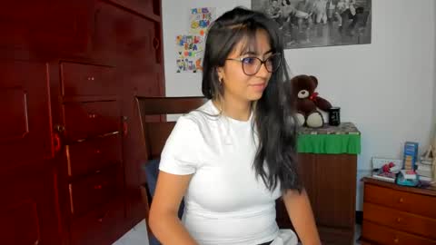 Isabella22 1 online show from January 2025 06:41:02 PM