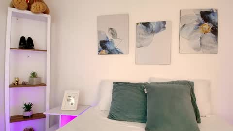 Isabella  online show from April 2026 02:33:02 PM