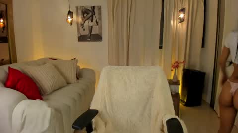 Snapshot of isabellalux_ chatting on May 2026 03:52:01 PM ISABELLA online show from May 2026 03:52:01 PM