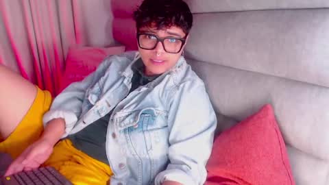 Isabella Mout  online show from June 2026 11:34:02 AM