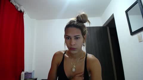 Snapshot of isaura_latina chatting on October 2025 07:09:02 AM Idara Trovo online show from October 2025 07:09:02 AM