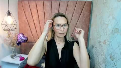 Snapshot of issa_milf__ chatting on November 2025 01:12:02 PM ISSA MILF online show from November 2025 01:12:02 PM