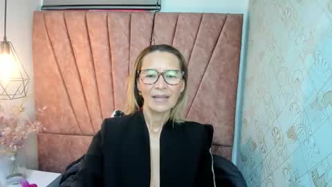 Snapshot of issa_milf__ chatting on November 2025 01:06:01 PM ISSA MILF online show from November 2025 01:06:01 PM