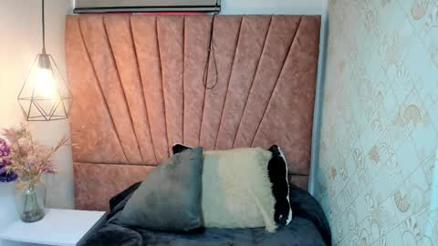 Snapshot of issa_milf__ chatting on November 2025 01:00:02 PM ISSA MILF online show from November 2025 01:00:02 PM