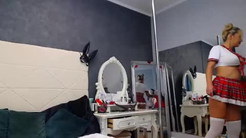 IssaSmyth online show from October 2025 06:34:01 AM