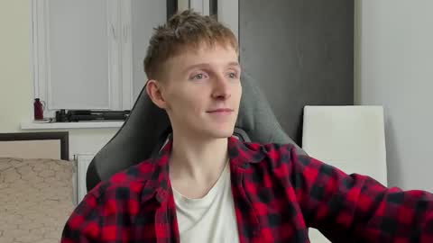 Snapshot of ithan_red chatting on September 2025 06:33:01 PM Ethan online show from September 2025 06:33:01 PM