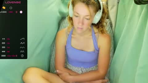 Snapshot of its_lily chatting on April 2026 08:57:02 PM Lily online show from April 2026 08:57:02 PM