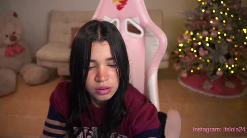 Snapshot of its_lola chatting on December 2024 01:50:02 AM online show from December 2024 01:50:02 AM