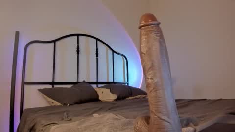 Isabella online show from November 2025 12:38:01 PM