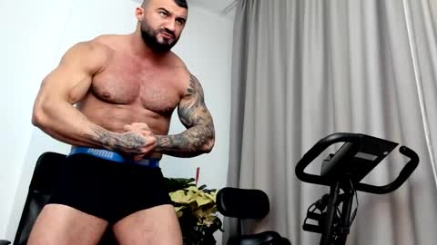 iustinmucle95 online show from December 2024 10:05:01 PM