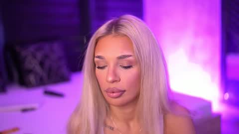 IvyRowa online show from October 2025 05:53:02 PM