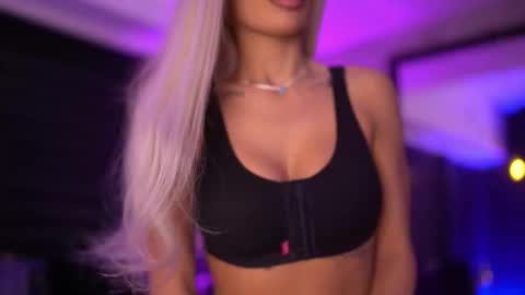 IvyRowa online show from February 2026 06:06:02 PM