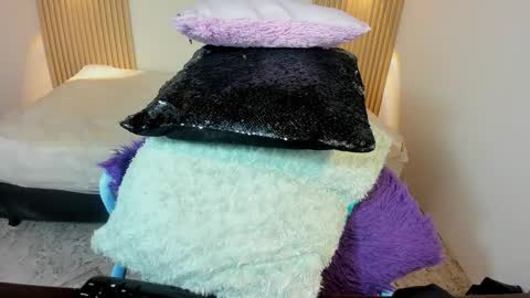 izelevans online show from February 2026 12:15:01 PM