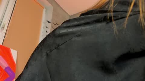 Snapshot of izi_fox chatting on February 2025 09:32:02 PM izi online show from February 2025 09:32:02 PM