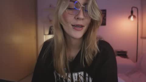 Linda Sofia help me get to 100 thumbs up online show from November 2025 04:00:02 AM