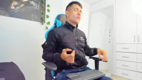 Jamess hott online show from December 2024 02:01:02 PM