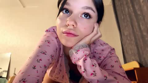 Aleksia online show from November 2025 04:17:01 PM