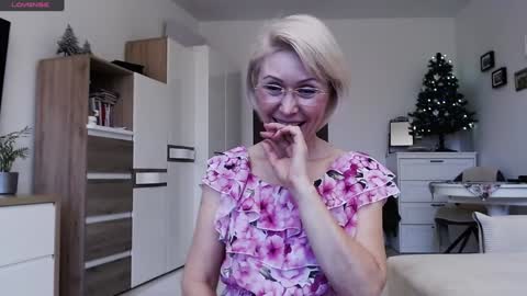 Snapshot of jasmin18v chatting on December 2024 01:40:02 PM Jasmin room for people 40 online show from December 2024 01:40:02 PM