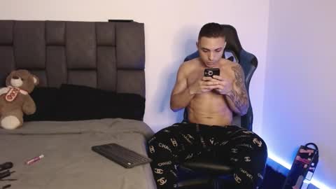 Snapshot of javiercarrera222 chatting on February 2025 06:33:01 AM Javier online show from February 2025 06:33:01 AM