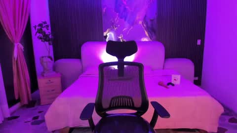 Jazminrusso  online show from April 2026 06:44:01 AM