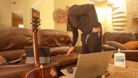 JDinEuless online show from November 2025 04:27:02 PM