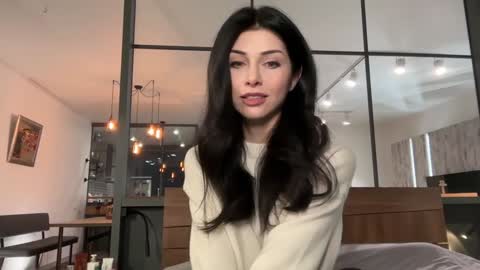 jennifer bones online show from December 2025 08:25:01 PM