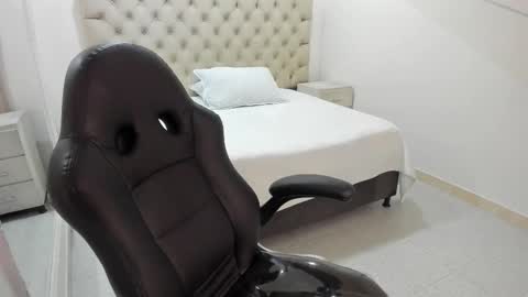 jhoanleandro online show from November 2025 05:29:02 AM