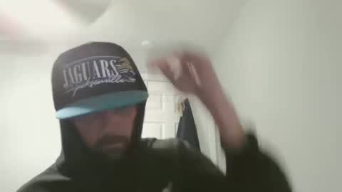 Snapshot of jholls chatting on December 2024 01:46:01 AM jholls online show from December 2024 01:46:01 AM