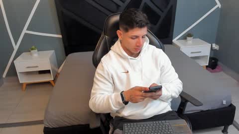 Johan Williams online show from December 2024 04:11:01 AM