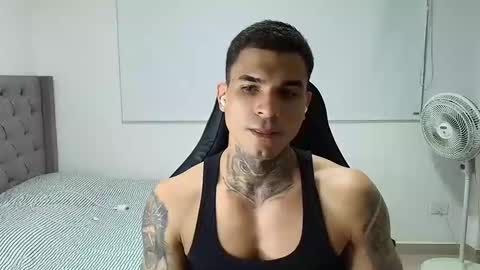 juan_gomez_1 online show from January 2026 11:43:02 PM