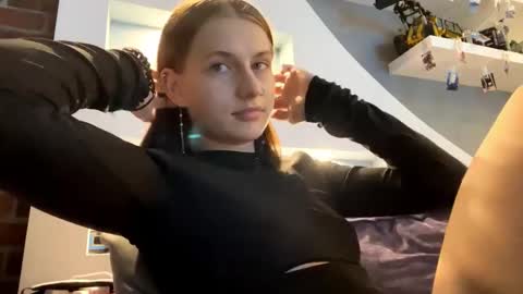 Lola online show from November 2025 04:18:01 PM